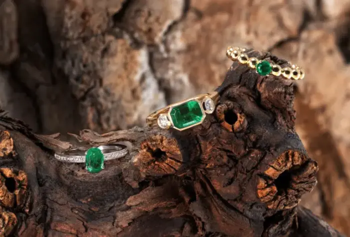 Antragsring mit grünem Smaragd