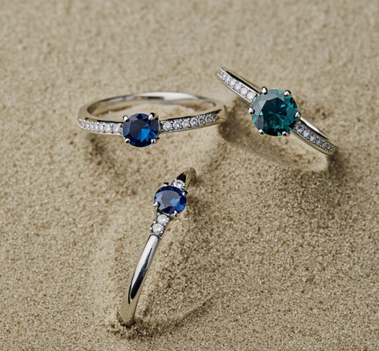 Besondere Antragsringe mit Brillanten und leutchtend blauen Saphiren