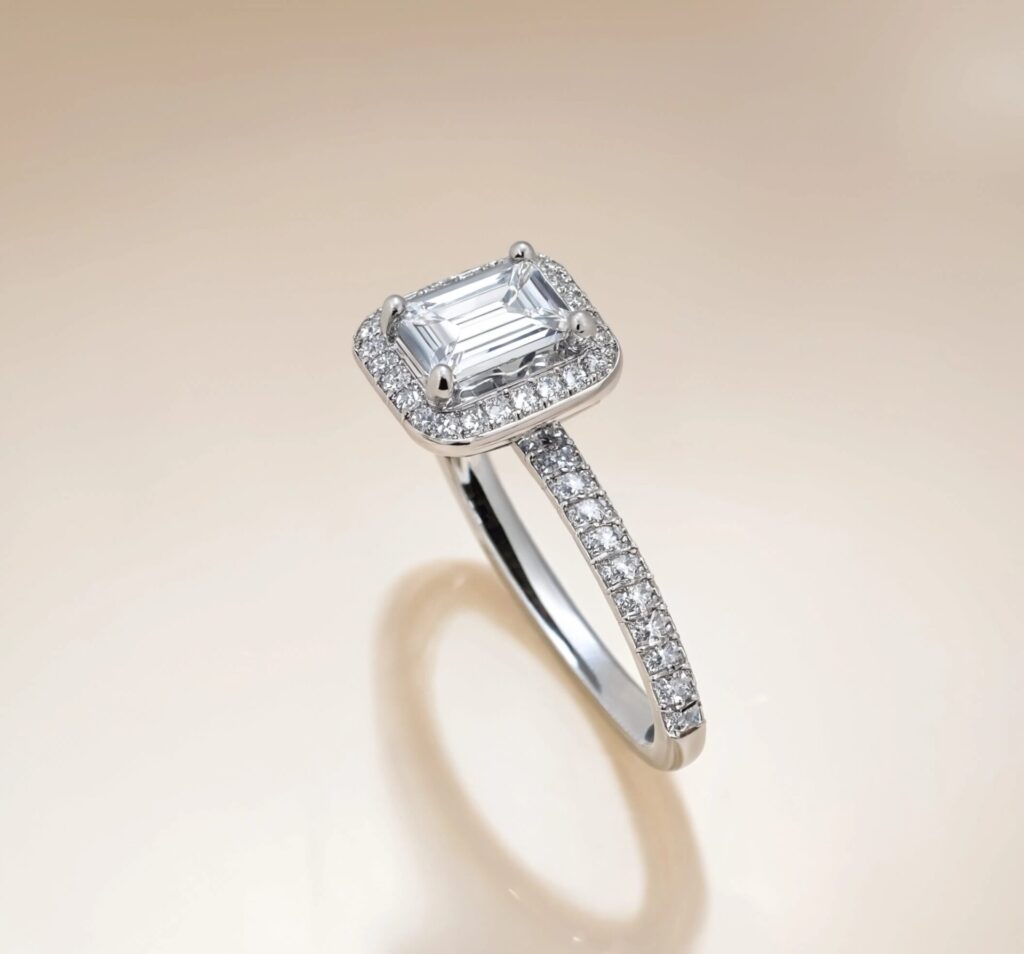 Exklusiver Verlobungsring mit Brillanten und Emerald Cut Diamant in Weißgold. Von Juwelier Weiss