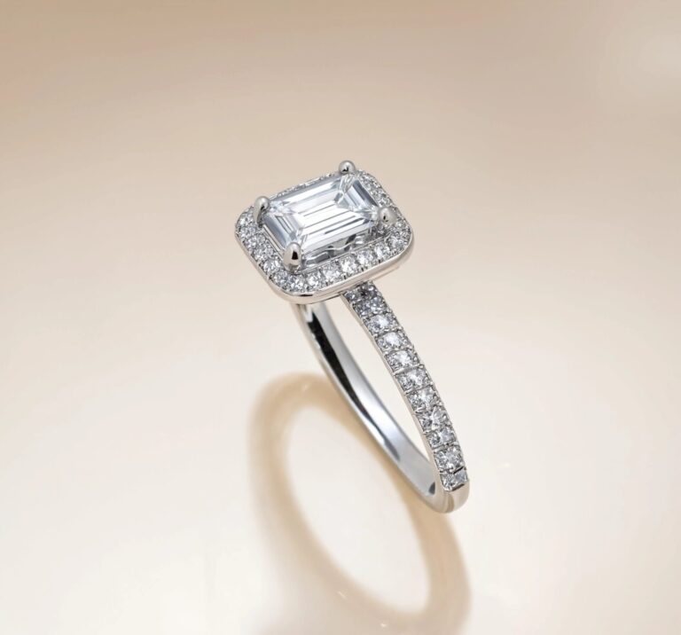 Exklusiver Verlobungsring mit Brillanten und Emerald Cut Diamant in Weißgold. Von Juwelier Weiss