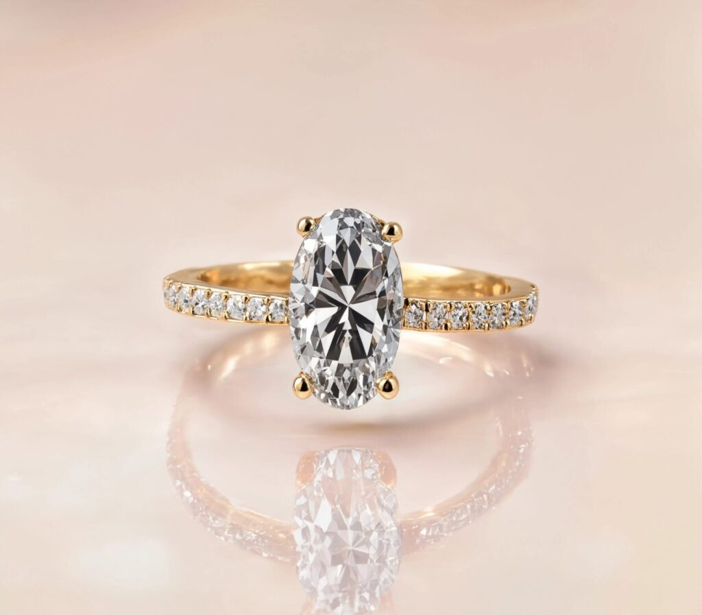 Verlobungsring in Gelbgold, Diamant mit Oval- Schliff, und Brillanten - in Stuttgart und Umgebung bei Juwelier Weiss