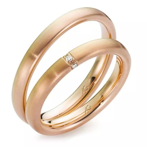 Trauringpaar mit Farbverlauf Weißgold Gelbgold, 3 Brillanten, gesamt 0,024 ct., Oberfläche sandgestrahlt, Hersteller August Gerstner, Artikelnummer 28608