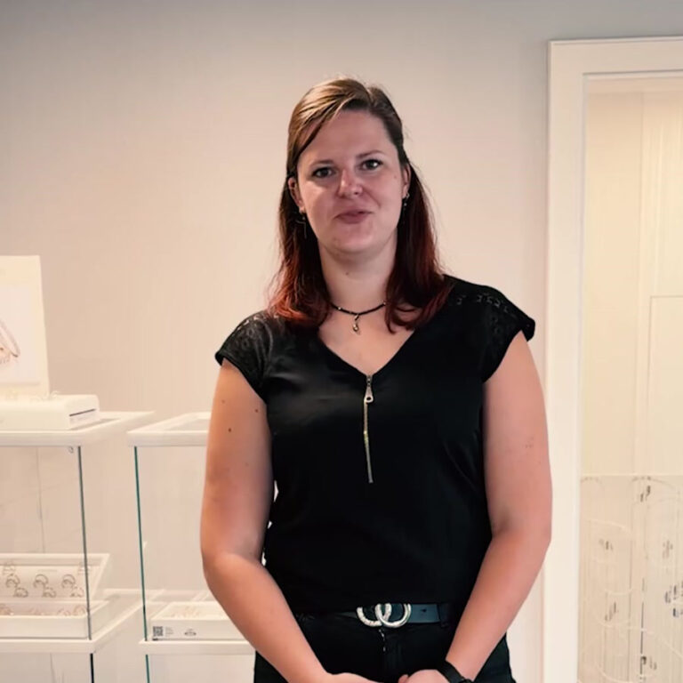 Goldschmiedemeisterin Lea Kißling im Geschäft von Juwelier Weiss