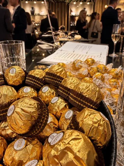 Man sieht Sekt und Pralinen für die Kunden beim Schmuckabend von Juwelier Weiss.